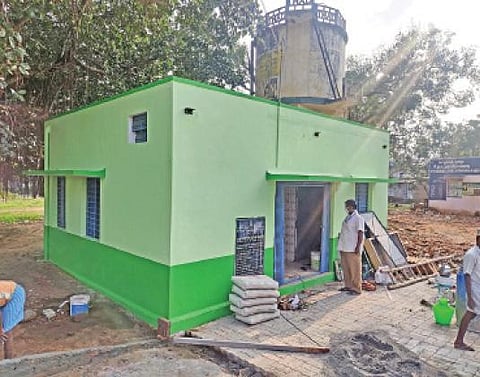 காஞ்சிபுரம் அடுத்த ஓரிக்கை பகுதியில் ‘மினி கிளினிக்’ திட்டத்துக்காக தயாராகிவரும் துணை சுகாதார நிலைய கட்டிடம்.