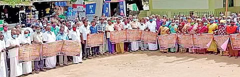 தொழில் பூங்கா அமைக்க எதிர்ப்பு தெரிவித்து, சட்டப்பேரவைத் தலைவர் ப.தனபாலிடம் நேற்று மனு அளிக்க கையில் பதாகைகளுடன் வந்த கிராம மக்கள்.