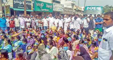 சீரான குடிநீர் வழங்க வலியுறுத்தி, அவிநாசி - சேவூர் சாலையில் நேற்று மறியலில் ஈடுபட்ட பொதுமக்கள்.