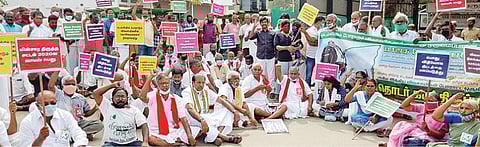 அகில இந்திய விவசாயிகள் போராட்ட ஒருங்கிணைப்புக் குழுவின் திருப்பூர் மாவட்டம் சார்பில், ஆட்சியர் அலுவலகம் எதிரே நேற்று நடந்த காத்திருப்பு போராட்டத்தில் பங்கேற்றோர். படம்: இரா.கார்த்திகேயன்