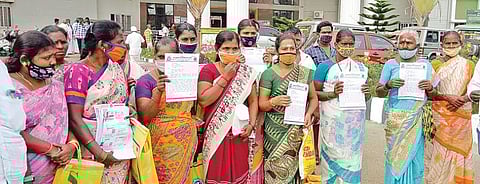 இலவச வீட்டுமனைப் பட்டா வழங்கக் கோரி, திருப்பூர் ஆட்சியர் அலுவலகத்துக்கு நேற்று மனு அளிக்க வந்த மணியகாரம்பாளையம் பொதுமக்கள். படம்: இரா.கார்த்திகேயன்.