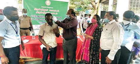 திருப்பத்தூர் வட்டாட்சியர் அலுவலகத்தில் நடந்த முகாமில் மாற்றுத்திறனாளி ஒருவருக்கு காதொலி கருவி வழங்கிய ஆட்சியர் சிவன் அருள். அருகில், சார் ஆட்சியர் வந்தனாகர்க் உள்ளிட்டோர்.