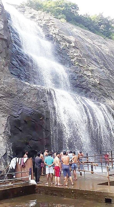 குற்றாலம் பிரதான அருவியில் குளிக்கச் செல்லும் சுற்றுலாப் பயணிகள் வரிசையில் நிற்க வட்டங்கள் வரையப்பட்டுள்ளன.