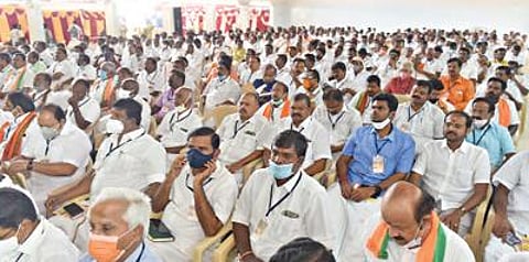 சேலத்தில் நடைபெற்ற தமிழக பாஜக மாநில மற்றும் மாவட்ட நிர்வாகிகள் கூட்டத்தில், மாநிலத் தலைவர் எல்.முருகன் பேசினார். உடன் முன்னாள் மத்திய இணை அமைச்சர் பொன்.ராதாகிருஷ்ணன், மூத்த நிர்வாகி இல.கணேசன் உள்ளிட்டோர். அடுத்த படம்: கூட்டத்தில் பங்கேற்ற பாஜக நிர்வாகிகளில் ஒரு பகுதியினர். படம்:எஸ்.குரு பிரசாத்