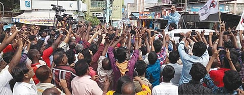 விருதுநகரில் மக்கள் நீதி மய்யம் கட்சித் தலைவர் கமல்ஹாசனுக்கு வரவேற்பு அளித்த ரசிகர்கள்.