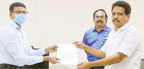 மதுரையில் ரயில்வே கோட்ட மேலாளர் வீ.ரா.லெனினிடம் கோரிக்கை மனு வழங்கிய சு.வெங்கடேசன் எம்.பி. படம்: எஸ்.கிருஷ்ணமூர்த்தி