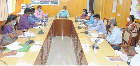 விழுப்புரத்தில் நுண்ணீர் பாசனத் திட்டம் குறித்து செயலாக்க குழுக் கூட்டம் மாவட்ட ஆட்சியர் அண்ணாதுரை தலைமையில் நடைபெற்றது.