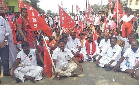 காஞ்சிபுரம் மாவட்ட ஆட்சியர் அலுவலகம் அருகே டெல்லியில் போராடும் விவசாயிகளுக்கு ஆதரவாக போராட்டத்தில் ஈடுபட்ட விவசாய அமைப்பினர். (அடுத்த படம்) விவசாயிகளுக்கு ஆதரவாக அகில இந்திய விவசாயிகள் போராட்ட ஒருங்கிணைப்புக் குழு சார்பில் நேற்று திருவள்ளூர் மாவட்ட ஆட்சியர் அலுவலகம் முன்பு காத்திருப்பு போராட்டம் நடந்தது.