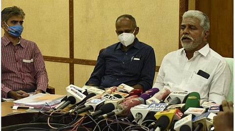 புதுச்சேரி சட்டப்பேரவை வளாகத்தில் பள்ளி திறப்பு தொடர்பாக அறிவிப்பை வெளியிடுகிறார் புதுச்சேரி கல்வியமைச்சர் கமலக்கண்ணன். அருகே அரசுச் செயலர் அன்பரசு, துறை இயக்குநர் ருத்ர கவுடு | படம் எம். சாம்ராஜ்