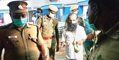 வேலூர் அடுக்கம்பாறை அரசு மருத்துவமனைக்கு நேற்று காவல் துறையினர் பலத்த பாதுகாப்புடன் அழைத்துச் செல்லப்பட்ட முருகன்.