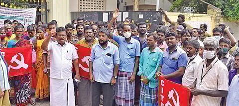 தூய்மை பணியாளர்களுக்கு ஊதிய உயர்வை அமல்படுத்தக் கோரி ஊரக வளர்ச்சி உள்ளாட்சித் துறை ஊழியர்கள் சங்கம் சார்பில் திருநெல்வேலி ஆட்சியர் அலுவலகத்தில் மனு அளிக்கப்பட்டது. படம்: மு.லெட்சுமி அருண்