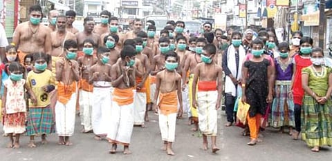 மார்கழி மாத பிறப்பையொட்டி திருநெல்வேலி டவுன் ரதவீதிகளில் பஜனை ஊர்வலம் நடைபெற்றது. படம்: மு.லெட்சுமி அருண்