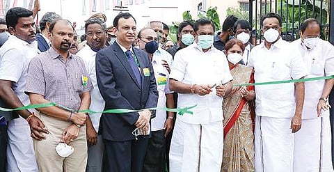 கரூர்-திருமாநிலையூர் இடையிலான அமராவதி ஆறு பழைய பாலத்தில் கேவிபி சார்பில் அமைக்கப்பட்டுள்ள நடைபாதை பூங்காவை நேற்று திறந்து வைக்கிறார் முதல்வர் பழனிசாமி. உடன், அமைச்சர்கள் பி.தங்கமணி, எம்.ஆர்.விஜயபாஸ்கர், ஆட்சியர் சு.மலர்விழி, கேவிபி மேலாண் இயக்குநர் பி.ரமேஷ்பாபு உள்ளிட்டோர்.