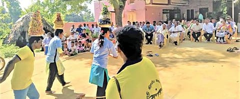 கொங்கணாபுரத்தில் வேளாண் உதவி இயக்குநர் அலுவலகம் சார்பில் கரகாட்டம் மூலம் வேளாண் திட்டங்கள் தொடர்பான விழிப்புணர்வு நிகழ்ச்சி நடந்தது.