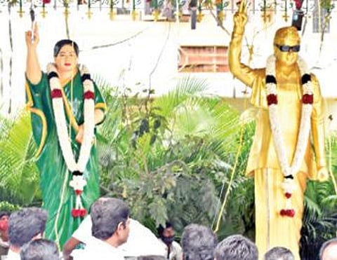 ஈரோடு அதிமுக அலுவலகத்தில் அதிமுக நிறுவனர் எம்ஜிஆர் மற்றும் முன்னாள் முதல்வர் ஜெயலலிதா சிலைகளை சட்டப்பேரவை துணை தலைவர் பொள்ளாச்சி ஜெயராமன், அமைச்சர் செங்கோட்டையன் ஆகியோர் திறந்து வைத்தனர். அடுத்தபடம்: புதிதாகத் திறக்கப்பட்ட எம்ஜிஆர், ஜெயலலிதா சிலைகள்.