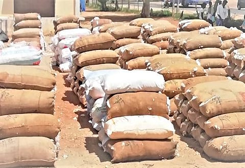 வாழப்பாடி வேளாண் உற்பத்தியாளர் கூட்டுறவு விற்பனை சங்கத்தில், விவசாயிகள் விற்பனைக்கு கொண்டு வந்த பருத்தி மூட்டைகள்.