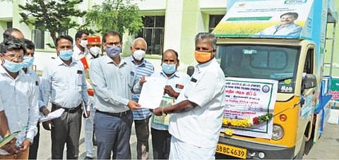 கிருஷ்ணகிரியில் பயிர் காப்பீட்டு நிறுவனத்தின் விழிப்புணர்வு வாகனத்தை ஆட்சியர் ஜெயசந்திர பானு ரெட்டி தொடங்கி வைத்து துண்டுப் பிரசுரங்களை வழங்கினார்.