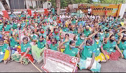 மதுரை மாவட்ட ஆட்சியர் அலுவலகம் முன் ஆர்ப்பாட்டம் நடத்திய ஊரக வளர்ச்சி மற்றும் உள்ளாட்சித் துறை ஊழியர்கள் சங்கத்தினர். படம்: எஸ்.கிருஷ்ணமூர்த்தி