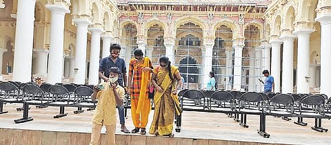 ரூ.7.85 கோடியில் பழமை மாறாமல் புதுப்பிக்கப்பட்டு நேற்று திறக்கப்பட்ட மதுரை திருமலைநாயக்கர் அரண்மனையைப் பார்வையிட்ட சுற்றுலாப் பயணிகள். படம்: எஸ்.கிருஷ்ணமூர்த்தி