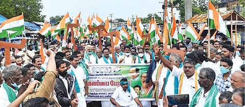 சிதம்பரத்தில் காங்கிரஸ் கட்சி சார்பில் ஏர் கலப்பை பேரணி மற்றும் ஆர்ப்பாட்டம் நடைபெற்றது.