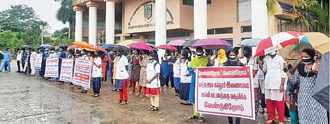 சிதம்பரத்தில் ராஜா முத்தையா மருத்துவக்கல்லூரி மாணவர்கள் வாயில் கருப்பு துணி கட்டி போராட்டத்தில் ஈடுபட்டனர்.