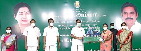 கரூர் மாவட்ட ஆட்சியர் அலுவலக வளாகத்தில் நேற்று நடைபெற்ற விழாவில், பயனாளி ஒருவருக்கு அரசு நலத்திட்ட உதவியை வழங்குகிறார் முதல்வர் பழனிசாமி. உடன், அமைச்சர்கள் பி.தங்கமணி, எம்.ஆர்.விஜயபாஸ்கர், ஆட்சியர் சு.மலர்விழி உள்ளிட்டோர்.