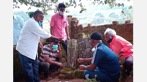 ஜவ்வாதுமலையில் கண்டெடுக்கப்பட்ட கல்வெட்டுகளை ஆய்வுக் குழுவினருடன் எஸ்.பி. விஜயகுமார் ஆய்வு செய்தார்.