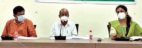திருவண்ணாமலை மாவட்ட ஊரக வளர்ச்சி முகமை அலுவலகத்தில் நேற்று நடைபெற்ற மாநில வளர்ச்சி திட்டக் குழு ஆய்வு கூட்டத்தில் பேசும் துணைத் தலைவரும், முன்னாள் அமைச்சருமான சி.பொன்னையன்.