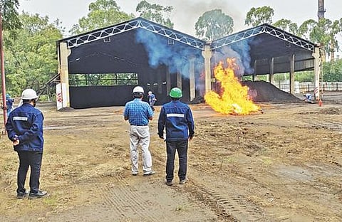 மேட்டூர் அடுத்த பொட்டனேரியில் உள்ள ஜேஎஸ்டபிள்யூ ஆலையில் அவசர கால சூழ்நிலை ஏற்பட்டால் அதை எதிர்கொள்வது தொடர்பான ஒத்திகை நிகழ்ச்சி நடந்தது.