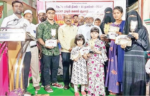 மதுரையில் நடந்த கட்டுரைப் போட்டியில் வெற்றி பெற்றவர்களுக்கு பரிசு வழங்கிய வக்பு வாரியக் கல்லூரி முன்னாள் முதல்வர் அப்துல் காதிர்.