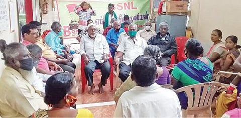 மதுரை தல்லாகுளம் பிஎஸ்என்எல் அலுவலக வளாகத்தில் உண்ணாவிரதம் இருந்த ஊழியர் சங்கத்தினர்.