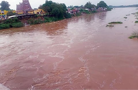 விருத்தாசலத்தில் மணிமுக்தா ஆற்றில் கரைபுரண்டோடும் வெள்ளம். உள்படம்: மணிமுக்தா அணையிலிருந்து வெளியேறும் தண்ணீர் குறித்து பொதுப்பணித்துறை அதிகாரிகளிடம் ஆலோசனை நடத்தும் கள்ளக்குறிச்சி ஆட்சியர் கிரன்குராலா.