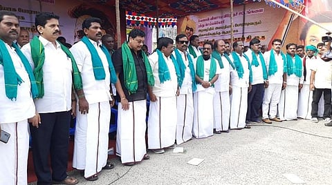 புதுச்சேரி அண்ணா சிலை அருகே காங்கிரஸார் தலைமையில் நடந்த உண்ணாவிரதப் போராட்டத்தில் முதல்வர் நாராயணசாமி மற்றும் நிர்வாகிகள். படம்: எம்.சாம்ராஜ்