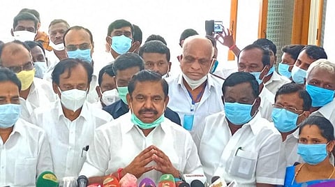 சேலம் மாவட்டம் ஓமலூர் அதிமுக கட்சி அலுவலகத்தில் செய்தியாளர்களுக்கு பேட்டியளித்த தமிழக முதல்வர் பழனிசாமி. படம்: எஸ்.குரு பிரசாத்