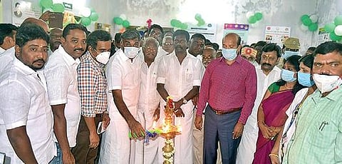 வேலூர் சத்துவாச்சாரி பகுதியில் முதலமைச்சரின் அம்மா மினி கிளினிக்கை திறந்து வைத்து குத்து விளக்கேற்றிய அமைச்சர் கே.சி.வீரமணி. அருகில், மாவட்ட ஆட்சியர் சண்முகசுந்தரம் உள்ளிட்டோர்.படம்: வி.எம்.மணிநாதன்.