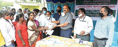 அணைக்கட்டு அடுத்த வசந்தநடை கிராமத்தில் பெரியம்மை நோய் தடுப்பு விழிப்புணர்வு முகாமை தொடங்கி வைத்த வேலூர் மாவட்ட ஆட்சியர் சண்முகசுந்தரம். படம்:வி.எம்.மணிநாதன்.