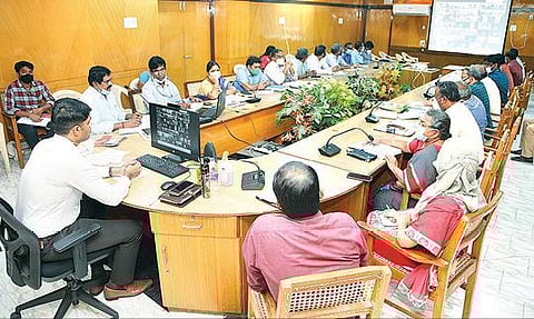 தி.மலை மாவட்ட ஆட்சியர் அலுவலகத்தில் நேற்று காணொலி காட்சி மூலம் நடை பெற்ற விவசாயிகள் குறைதீர்வு கூட்டத்தில் பேசும் ஆட்சியர் சந்தீப் நந்தூரி.