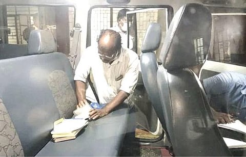 அரியலூர் வட்டாரப் போக்குவரத்து அலுவலரின் காரில் நேற்று சோதனை மேற்கொள்ளும் ஊழல் தடுப்பு மற்றும் கண்காணிப்புப் பிரிவு போலீஸார்.