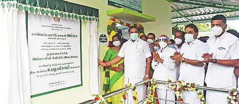 சேலம் வீரபாண்டி தொகுதிக்குட்பட்ட ஏர்வாடி வாணியம்பாடியில் முதல்வர் பழனிசாமி அம்மா மினி கிளினிக்கை நேற்று தொடக்கி வைத்து நினைவு கல்வெட்டை திறந்து வைத்தார். உடன், மாநில திட்டக்குழு துணை தலைவர் பொன்னையன், ஆட்சியர் ராமன், மாநில கூட்டுறவு வங்கி தலைவர் இளங்கோவன், சேலம் சேகோ சர்வ் தலைவர் தமிழ்மணி, எம்எல்ஏ மனோன்மணி உட்பட பலர். படம்: எஸ். குரு பிரசாத்