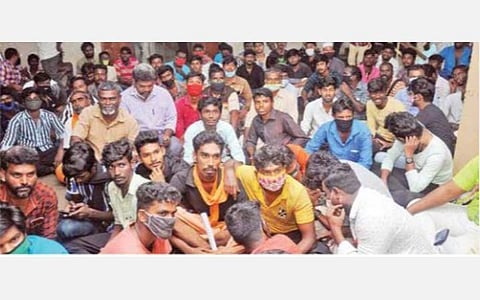 ஊதியம் வழங்கக்கோரி தற்காலிக பணியாளர்கள் மதுரை மாநகராட்சி அலுவலகம் முற்றுகை