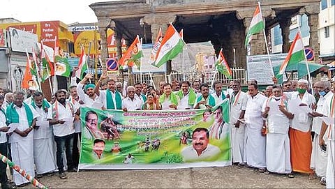 திருப்பரங்குன்றத்தில் நடந்த ஆர்ப்பாட்டத்தில் பங்கேற்ற காங்கிரஸ் கட்சியினர்.