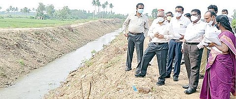 பூண்டி பேபி கால்வாயில் கட்டமைப்பு பணிகளை மேம்படுத்த தமிழ்நாடு நீர்வள ஆதாரங்கள் பாதுகாப்பு மற்றும் ஆறுகள் மறுசீரமைப்பு கழக தலைவர் சத்தியகோபால் ஆய்வு மேற்கொண்டார். ஆய்வில் மாவட்ட ஆட்சியர் பொன்னையா உள்ளிட்டோர் பங்கேற்றனர்.