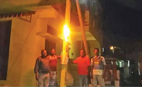 தெருவிளக்கு எரியாததால் தீப்பந்தம் ஏற்றி போராட்டம்