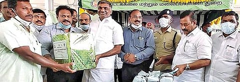 திருப்பத்தூரில் மானிய விலையில் காய்கறி நடவு விதைகள் மற்றும் உரங்கள் அடங்கிய தொகுப்பினை பயனாளி ஒருவருக்கு வழங்கிய அமைச்சர் கே.சி.வீரமணி. அருகில், ஆட்சியர் சிவன் அருள், எஸ்பி விஜயகுமார் உள்ளிட்டோர்.