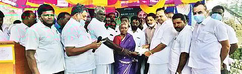 தி.மலை மாவட்டம் பொலக்குணம் கிராமத்தில் பால் உற்பத்தியாளருக்கு போனஸ் தொகையை வழங்கிய மாவட்ட ஆவின் தலைவர் அக்ரி எஸ்.எஸ்.கிருஷ்ணமூர்த்தி.