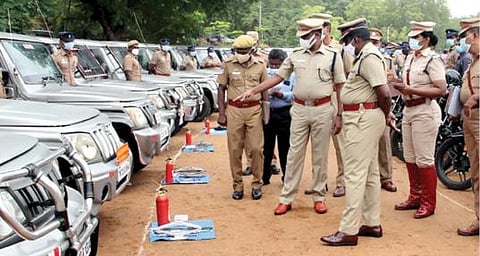 திருநெல்வேலி மாவட்ட ஆயுதப்படையில் உள்ள வாகனங்களை தென்மண்டல காவல்துறை தலைவர் சி.முருகன் ஆய்வு செய்தார். படம்: மு.லெட்சுமி அருண்