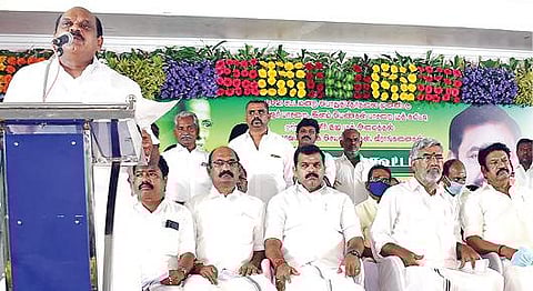 திருச்சியில் நேற்று நடைபெற்ற அதிமுக திருச்சி கிழக்கு, திருச்சி மேற்கு சட்டப்பேரவை தொகுதிகளில் வாக்குச்சாவடி வாரியாக மகளிர் குழு தொடக்க விழா மற்றும் பூத் கமிட்டி கையேடுகள் வழங்கும் விழாவில் பேசுகிறார் அதிமுக துணை ஒருங்கிணைப்பாளர் ஆர். வைத்திலிங்கம். உடன் அமைச்சர் வெல்லமண்டி நடராஜன் மற்றும் நிர்வாகிகள்.