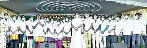 அரசுப் பள்ளி மாணவர்களுக்கான 7.5 சதவீத ஒதுக்கீட்டில் மருத்துவப் படிப்பில் சேர்ந்துள்ள சேலம் மாவட்ட மாணவர்கள் 26 பேர் நேற்று முதல்வரை சந்தித்தனர். அப்போது, முதல்வருக்கு நன்றி தெரிவித்து மாணவி எம்.தீபிகா பேசினார்.