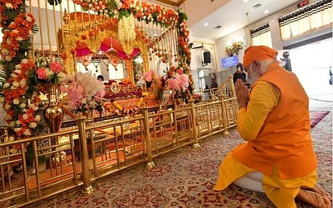 டெல்லியில் உள்ள ரகப் கஞ்ச் சாகிப் குருத்வாராவில் குரு தேஜ் பகதூர் சன்னதியில் பிரார்த்தனையில் ஈடுபட்ட பிரதமர் மோடி | படம்: ஏஎன்ஐ