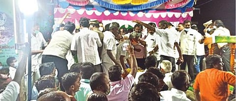 செங்கம் அருகே அமைச்சர் பங்கேற்ற விழா மேடையில் முன்விரோதம் காரணமாக வாக்குவாதத்தில் ஈடுபட்ட அதிமுகவினர்.